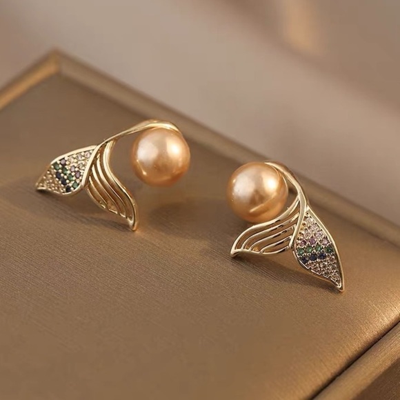 💎 BOGO❗️ PRICE🔻 Mermaid’s Tail Pearl Earrings - Picture 4 of 7